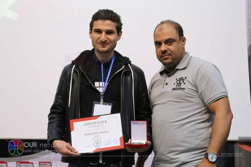 Ahmed Eben Hassine recevant un certificat et une médaille lors du Hackfest